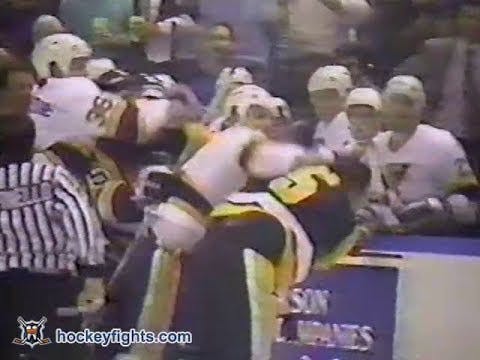 G. Dineen (PIT) vs. S. Momesso (STL)