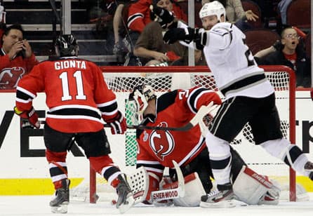 Jeff Carter Sends Kings Back to LA Up 2-0